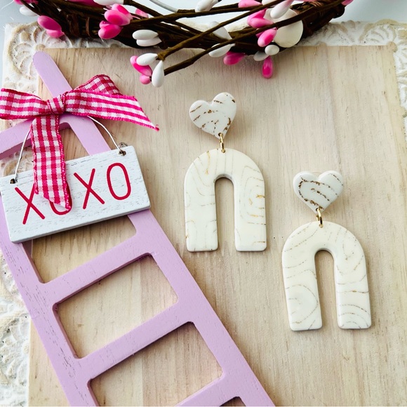 ❤️White and Gold Marbled Heart Arch Earrings - Picture 3 of 5